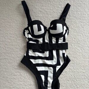 New look monochrome belt swimsuit 32B